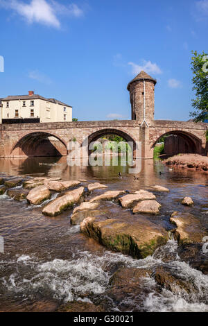 Il Monnow ponte che attraversa il fiume Monnow con la sua gatehouse sul ponte, Monmouth, Monmouthshire, Wales, Regno Unito Foto Stock