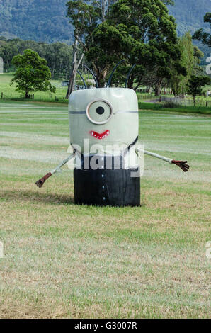 Balla di fieno Minion nel campo Foto Stock