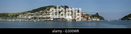 Panorama di Kingswear, Devon, visto attraverso il dardo dal lato del fiume in Dartmouth Foto Stock