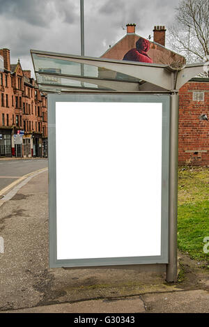 Una immagine di una fermata del bus con un fustellato bilboard per la vostra pubblicità situato nella città scozzese di Glasgow. Foto Stock