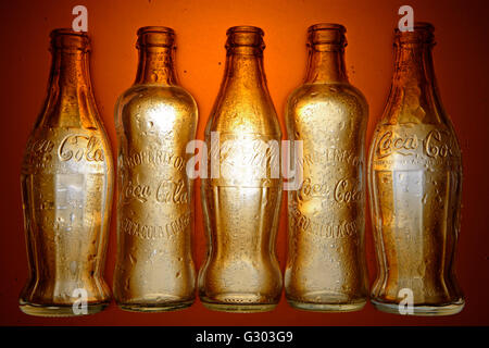 Varie storiche bottiglie di Coca Cola Foto Stock