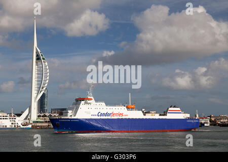 Condor Ferries "Commodore Goodwill' entrando in Portsmouth Porto passato Spinnaker Tower, England, Regno Unito, Europa Foto Stock