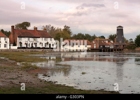 Langstone mulino e la Royal Oak pub tra Havant e Hayling Island, England, Regno Unito, Europa Foto Stock