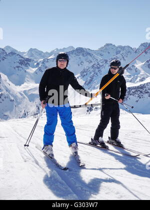 Due sciatori su sci lift Fellhorn, Oberstdorf, Allgaeu, Bavaria Foto Stock