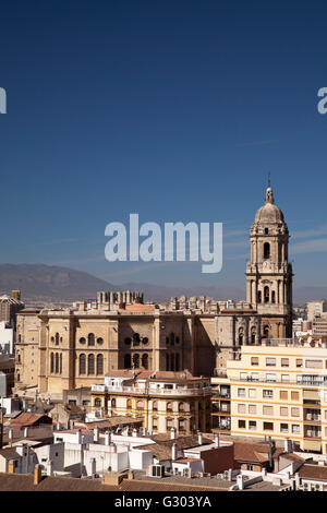 Vista dall'Alcazaba fortezza verso il centro storico della città e la Catedral de la Encarnación, Cattedrale di Malaga, Malaga Foto Stock