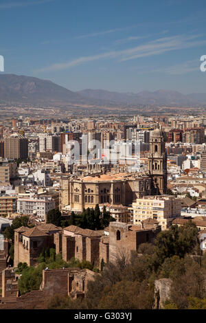 Vista dal Monte de Gibralfaro verso il centro storico della città e la Catedral de la Encarnación, Cattedrale di Malaga, Malaga Foto Stock