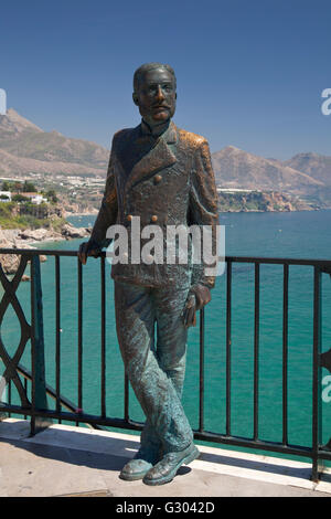 Statua di El Rey Alfonso XII sul ponte di osservazione di Balcón de Europa si affaccia sulla spiaggia e sulla costa a Nerja Foto Stock