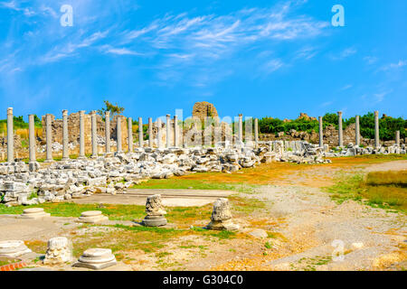 Le antiche rovine della dea fortuna Tyche tempio Romano Impero, laterale, Turchia, sullo sfondo di viaggio Foto Stock