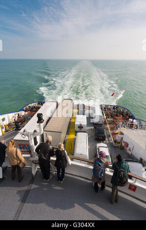 Dunkerque, Francia - 18 ottobre 2015: Retro la poppa di una barca di traghetto con sconosciuti ai passeggeri che attraversa il mare del nord dal canale D Foto Stock