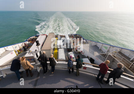 Dunkerque, Francia - 18 ottobre 2015: Retro la poppa di una barca di traghetto con sconosciuti ai passeggeri che attraversa il mare del nord dal canale D Foto Stock