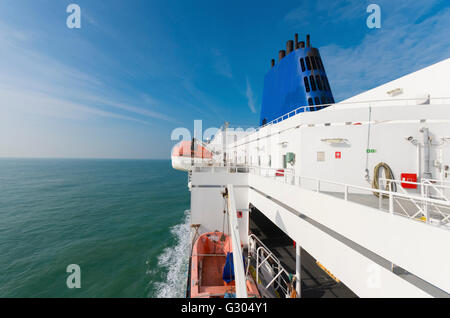 La barca di salvataggio su un grande traghetto Foto Stock