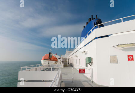 La barca di salvataggio su un grande traghetto Foto Stock