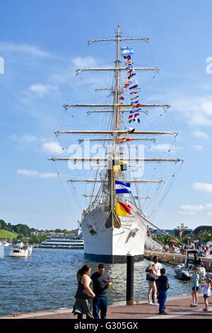 Una bella nave parcheggiato in Baltimore Inner Harbor Foto Stock