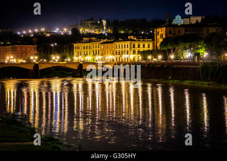 Ponte Vecchio e sul fiume Arno a Firenze. Vista storica di Italia di notte Foto Stock
