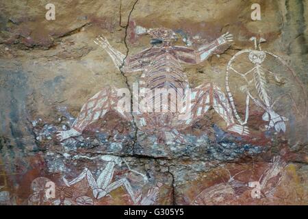 I dipinti rupestri di un X-ray figura a Nourlangie Rock (Burrunggui), il Parco Nazionale Kakadu, Territorio del Nord, l'Australia Foto Stock