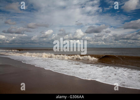 Onde che si infrangono contro la spiaggia Skegness Lincolnshire Inghilterra Foto Stock