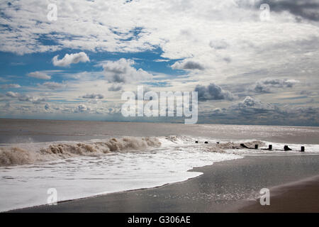 Nuvole temporalesche la cancellazione della spiaggia con wind farm in background Skegness Lincolnshire Inghilterra Foto Stock