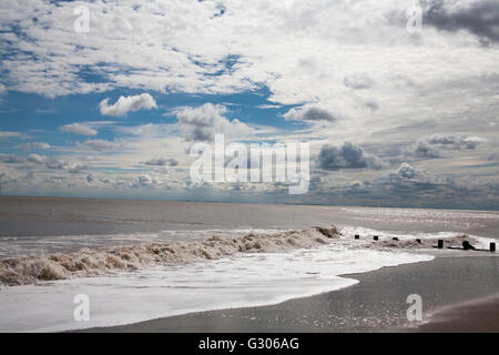 Nuvole temporalesche la cancellazione della spiaggia con wind farm in background Skegness Lincolnshire Inghilterra Foto Stock