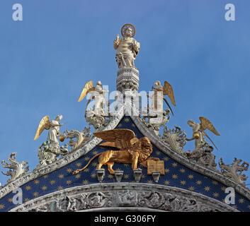 Particolare della facciata della Basilica di San Marco a Venezia con statue e mosaici Foto Stock