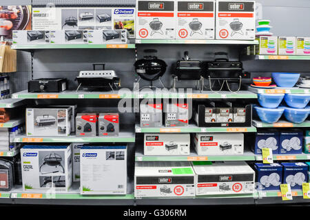 Portable i fornelli da campeggio, bombole di gas e accessori in vendita  presso il camping la sezione di andare all'aperto sport shop Foto stock -  Alamy