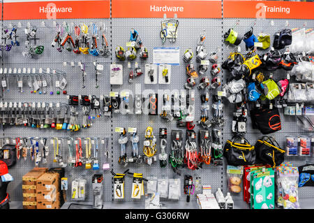 Arrampicata attrezzature in vendita nella sezione campeggio di andare all'aperto sport shop. Foto Stock