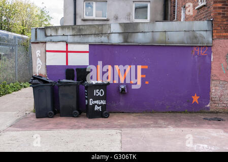 Belfast murale in un vicolo che commemora il 1912 Fondazione dell'Ulster Volunteer Force Foto Stock