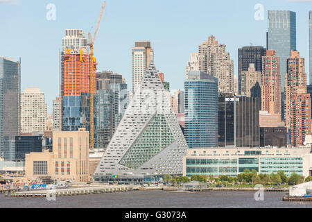 Parte dell'evoluzione della metà dello skyline della città, tra cui VIA piramidale 57 West, sulla West 57th Street, nella città di New York. Foto Stock