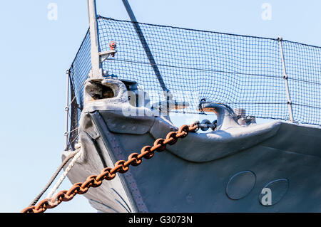 Catena di ancoraggio sulla prua della HMS Caroline WW1 corazzata Foto Stock