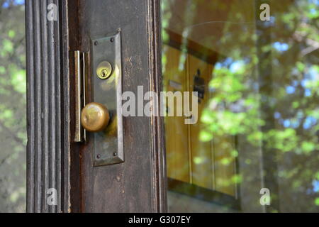 La manopola dello sportello per l'ingresso di un 1920's era 6-appartamento condominio in Chicago's Uptown di quartiere. Foto Stock