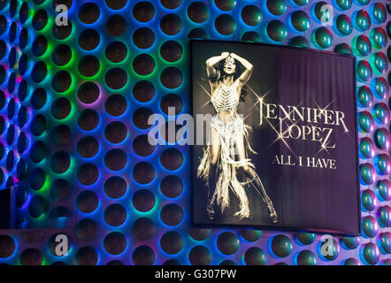 Jennifer Lopez mostra poster a Planet Hollywood Resort di Las Vegas. Foto Stock