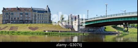 VILNIUS, Lituania - 29 Maggio 2016: Green Bridge attraverso il fiume Neris è stato costruito nel XVII secolo. Sulla riva del fiume f Foto Stock