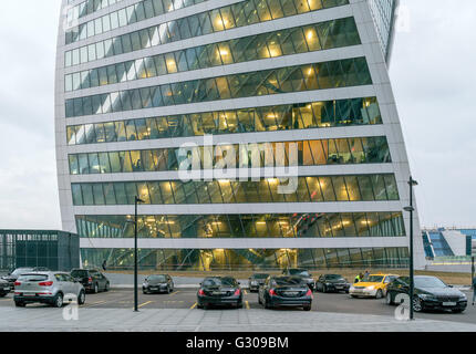 Mosca, Russia - 29 Marzo 2016: le auto nel parcheggio vicino alla Torre 'evoluzione' del Moscow International Business Center Foto Stock