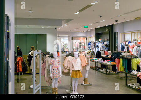 Manichini di plastica nel negozio di abbigliamento Foto Stock