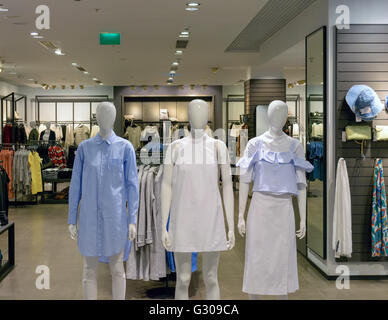 Tre manichini di plastica nel negozio di abbigliamento Foto Stock