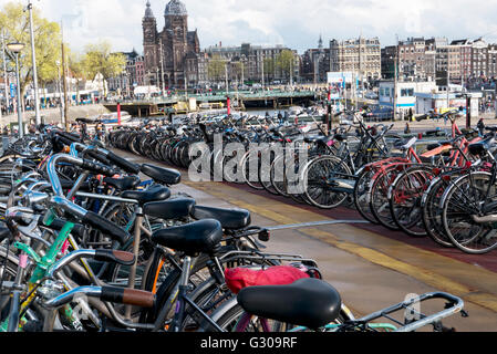 Immagazzinaggio della bicicletta vicino alla stazione ferroviaria centrale di Amsterdam, Olanda, Paesi Bassi. Foto Stock