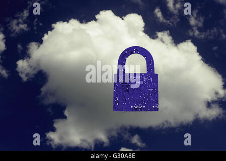 Nuvola Bianca e una chiusura lucchetto digitale per la tecnologia informatica e di sicurezza basato su concetti e idee. Copia area spazio per int Foto Stock