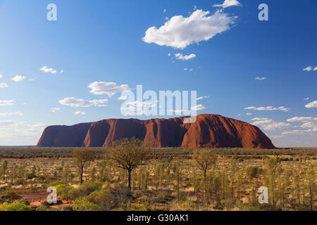 Uluru, Sito Patrimonio Mondiale dell'UNESCO, Uluru-Kata Tjuta National Park, il Territorio del Nord, l'Australia, il Pacifico Foto Stock