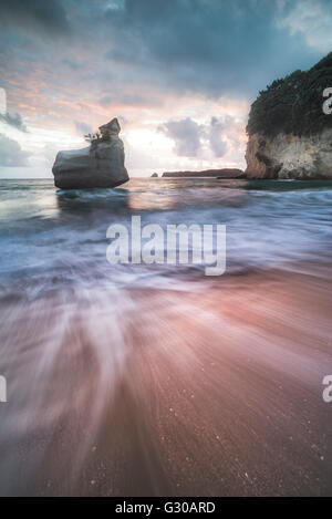 Cove della cattedrale di sunrise, Penisola di Coromandel, Isola del nord, Nuova Zelanda, Pacific Foto Stock