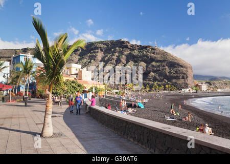 Passeggiata sulla Spiaggia di Puerto de Tazacorte, La Palma Isole Canarie Spagna, Atlantico, Europa Foto Stock