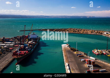 Nave da carico nel porto di Napier, Hawkes Bay Regione, Isola del nord, Nuova Zelanda, Pacific Foto Stock