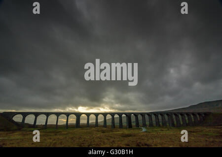 Viadotto Ribblehead, tramonto, Yorkshire Dales National Park, il Yorkshire, Inghilterra, Regno Unito, Europa Foto Stock