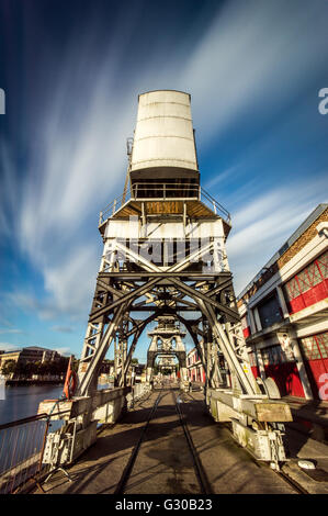 La vecchia gru elettriche, Harbourside, Bristol, Inghilterra, Regno Unito, Europa Foto Stock