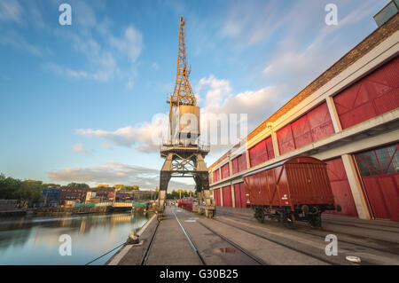 La vecchia gru elettriche, Harbourside, Bristol, Inghilterra, Regno Unito, Europa Foto Stock