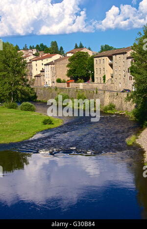 Villaggio medievale e il fiume Allier, Lavoute Chilhac, Auvergne, Haute Loire, Francia, Europa Foto Stock