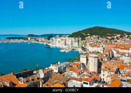 Vista sulla città vecchia verso la collina Marjan e ACI Harbour, Split, Dalmazia, Croazia Foto Stock