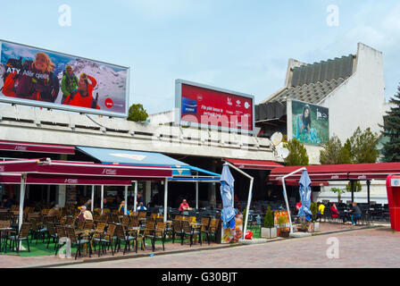 Terrazze dei bar, di fronte Pallati i Rinise dhe Sporteve, Palazzo della Gioventù e dello sport, Pristina, Kosovo, Serbia Foto Stock