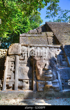 Maschera di stucco, la maschera tempio, Lamanai Sito Maya, Belize, America Centrale Foto Stock