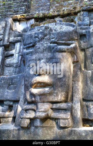 Maschera di stucco, la maschera tempio, Lamanai Sito Maya, Belize, America Centrale Foto Stock