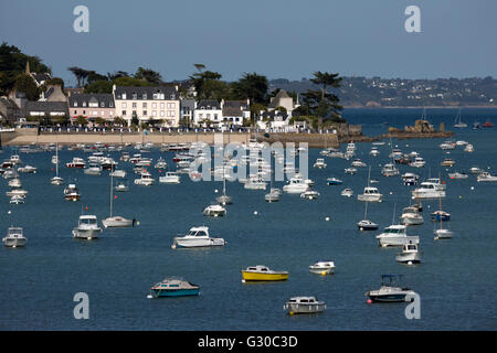 Vista sul villaggio sul mare e le barche nella baia, Locquirec, Finisterre, Bretagna, Francia, Europa Foto Stock