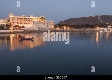 City Palace di Udaipur durante la notte, che si riflette nel Lago Pichola, Udaipur, Rajasthan, India, Asia Foto Stock